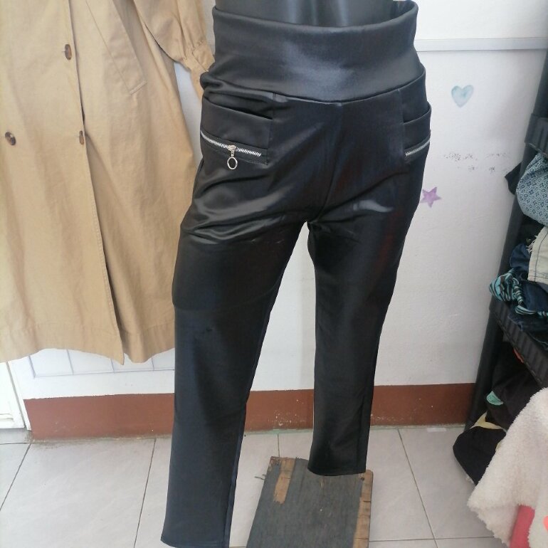 Pantalón tipo vinipiel de Otras marcas de segunda mano - GoTrendier