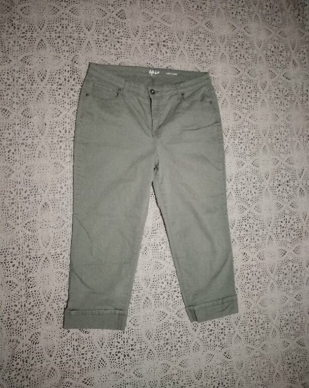 Pantalón capri verde militar strech de Style \u0026amp; Co de segunda mano -  GoTrendier