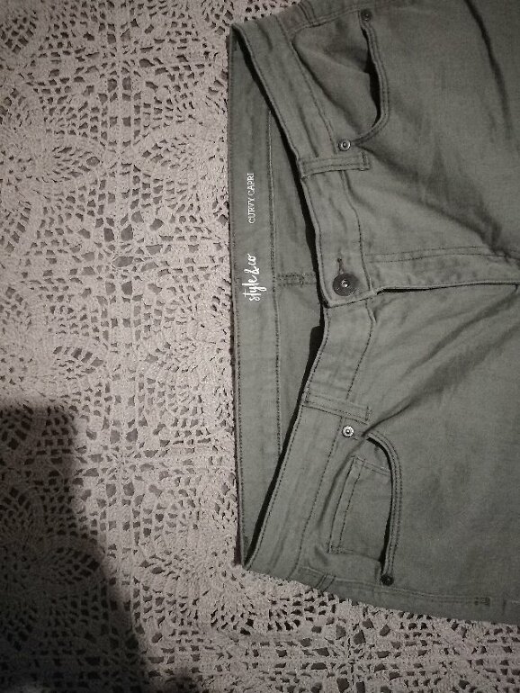 Pantalón capri verde militar strech de Style \u0026amp; Co de segunda mano -  GoTrendier