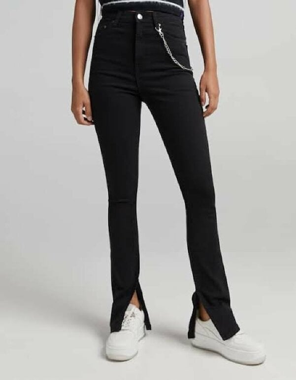 Pantalón berska flare con cadena de Bershka de segunda mano - GoTrendier