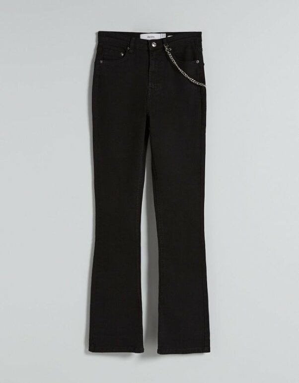 Pantalón berska flare con cadena de Bershka de segunda mano - GoTrendier