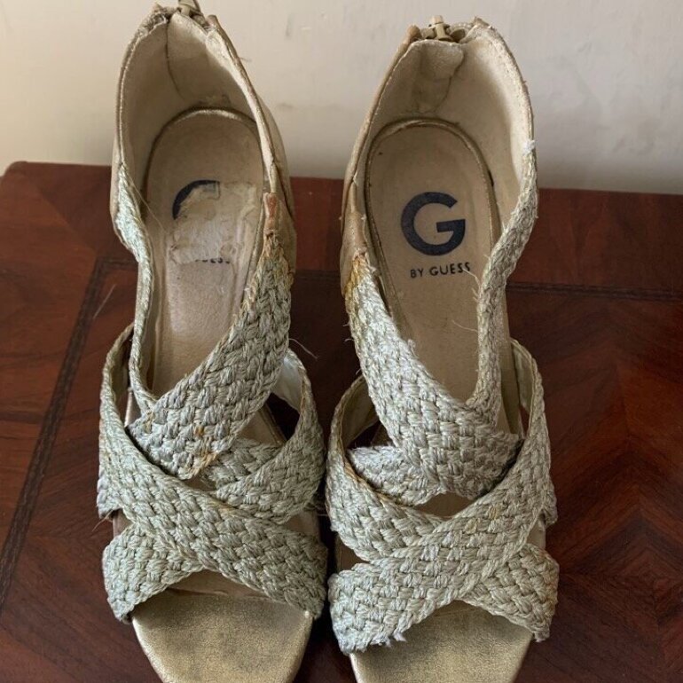Sandalias doradas GUESS de segunda mano - GoTrendier