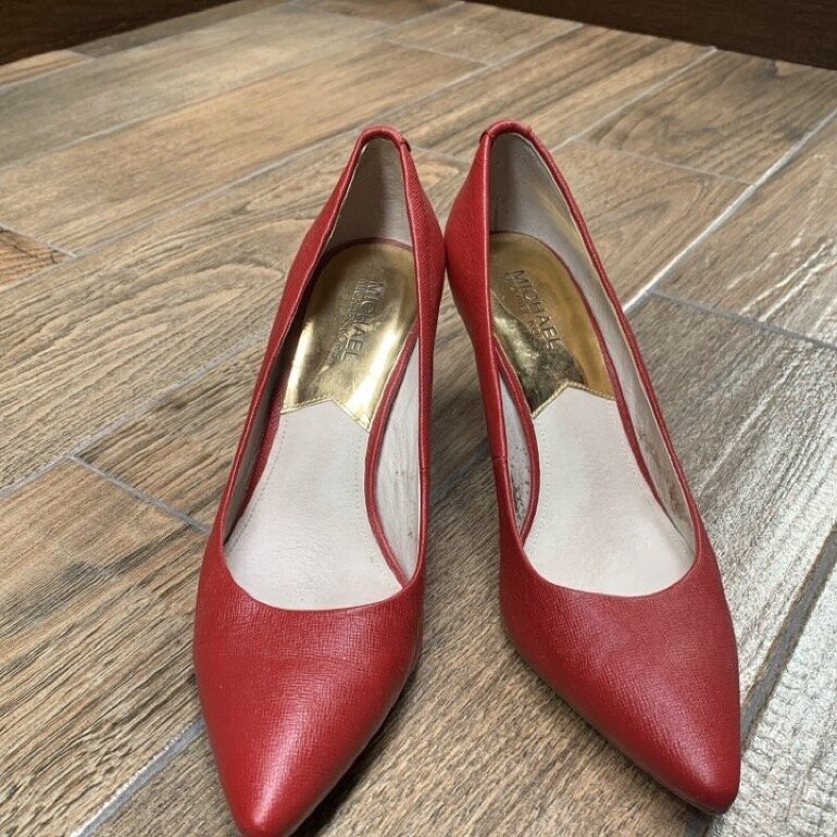 Zapatos rojos tacón bajo MK de Michael Kors de segunda mano - GoTrendier