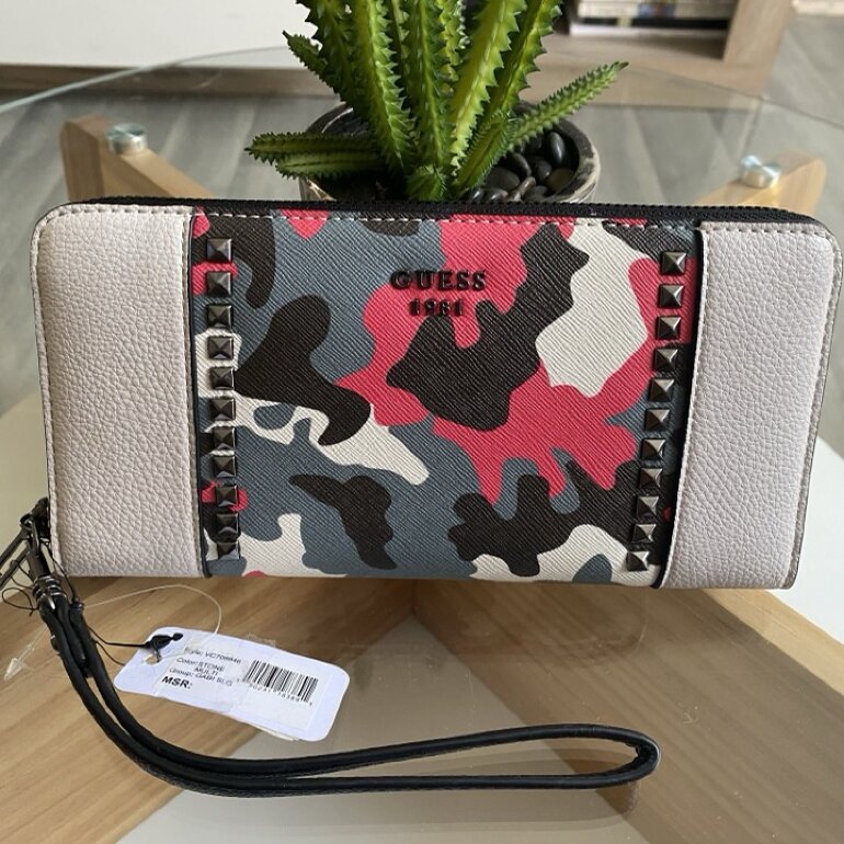 Cartera camuflaje GUESS de segunda mano - GoTrendier