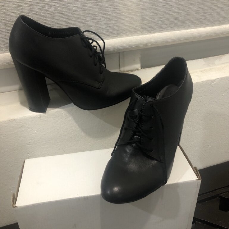 Botines negros marca Julio 4,5 de segunda mano - GoTrendier