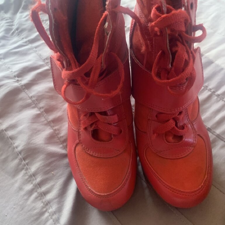 Tenis Rojos altos de Dorothy Gaynor de segunda mano - GoTrendier