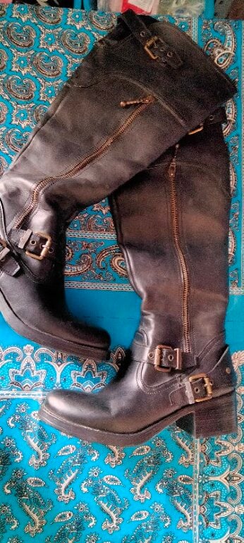 ✨Botas Negras Largas, Vinipiel ✨ de Tierra Bendita de segunda mano -  GoTrendier