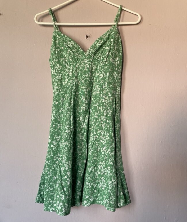 Vestido fresco verde flores blancas XS de L.A. Hearts de segunda mano - GoTrendier Vestido fresco verde flores blancas XS de L.A. Hearts de segunda mano - GoTrendier
