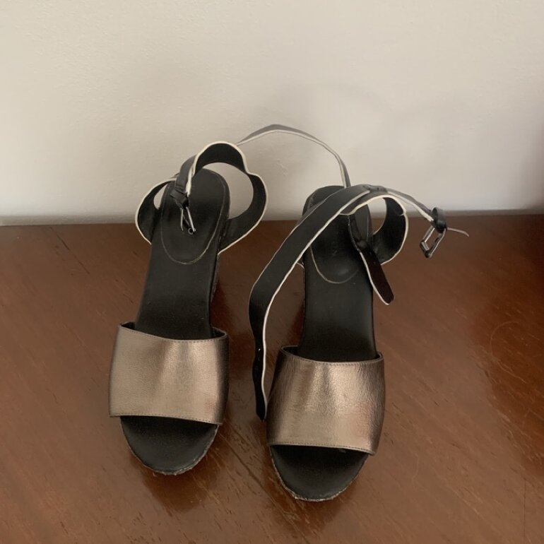 Zapatos tacón corrido plateados y negro de Kenneth Cole Reaction de segunda  mano - GoTrendier