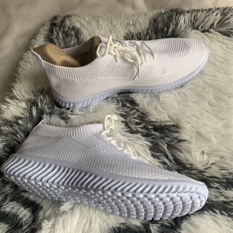 Tenis blancos de tela SHEIN de segunda mano - GoTrendier