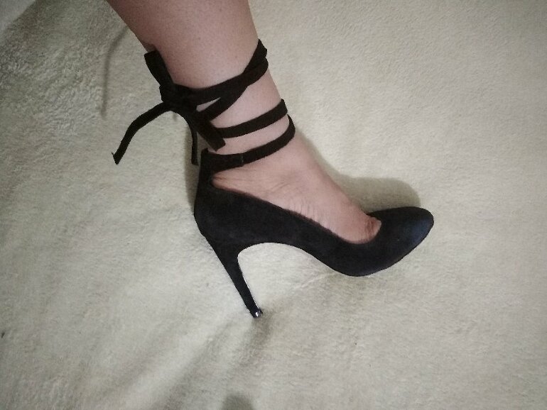 Zapatilla negra con cinta al tobillo de BCBGMAXAZRIA de segunda