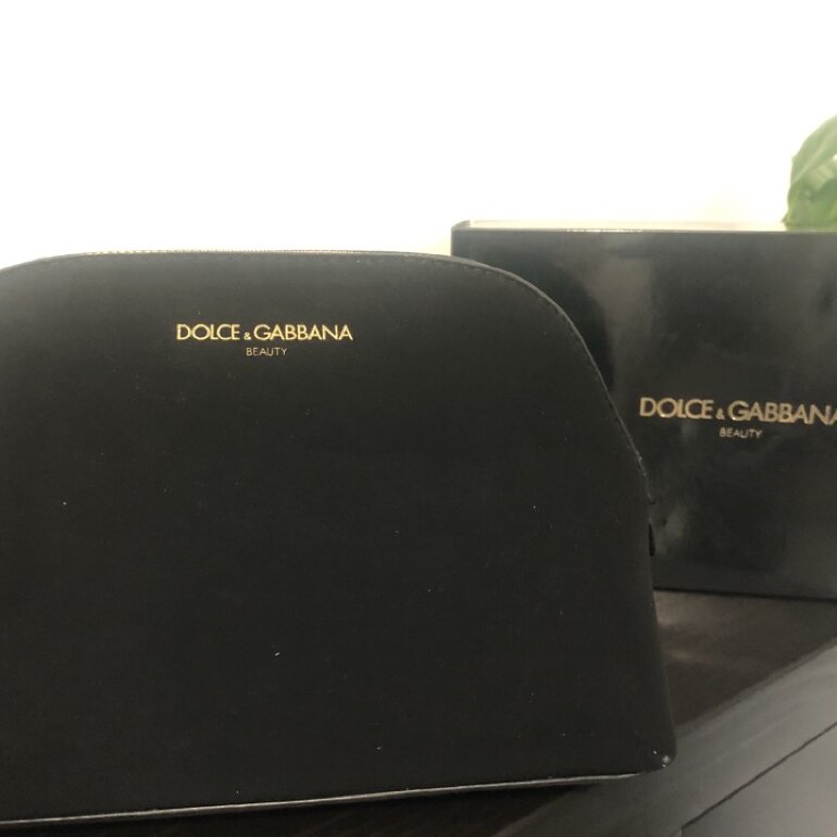 Cosmetiquera aterciopelada Dolce de Dolce \u0026amp; Gabbana de segunda mano -  GoTrendier
