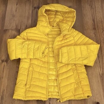 Chamarra corta color amarilla de Zara de segunda mano - GoTrendier