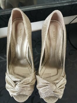Zapatillas Andrea doradas de segunda mano - GoTrendier