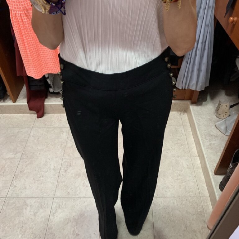 Pantalón negro botones cobre de Zara de segunda mano - GoTrendier