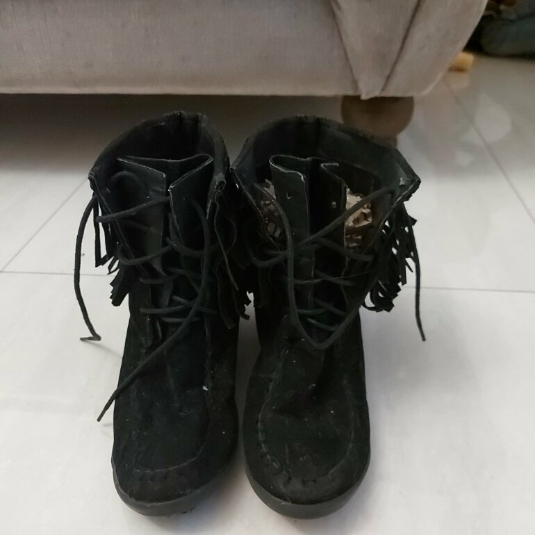 Botas negras con flecos de Forever 21 de segunda mano - GoTrendier