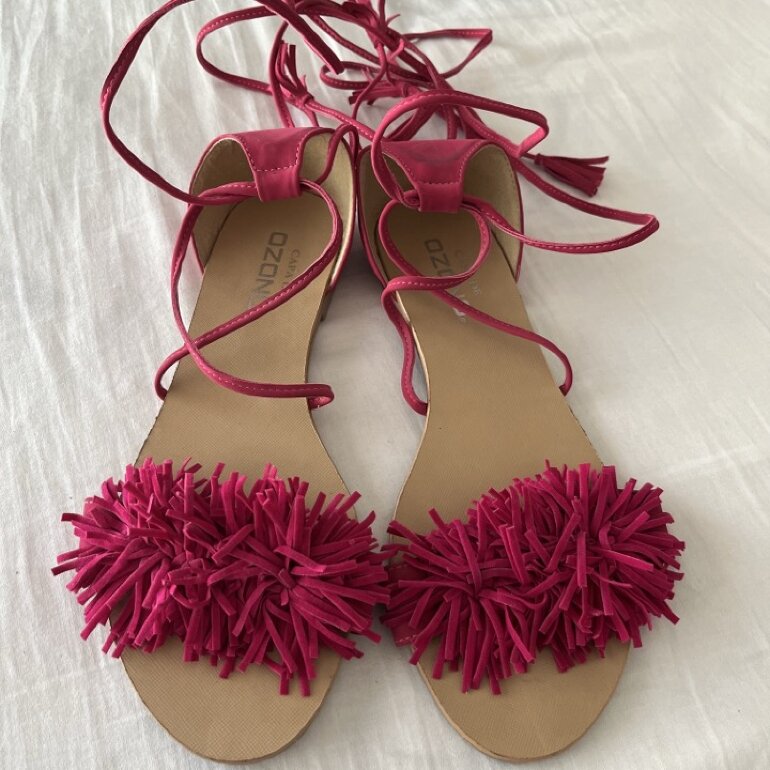 Sandalias rosas con fleco de Capa de Ozono de segunda mano - GoTrendier