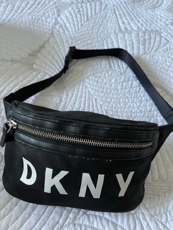 Cangurera DKNY negra con blanco mediana de segunda mano - GoTrendier