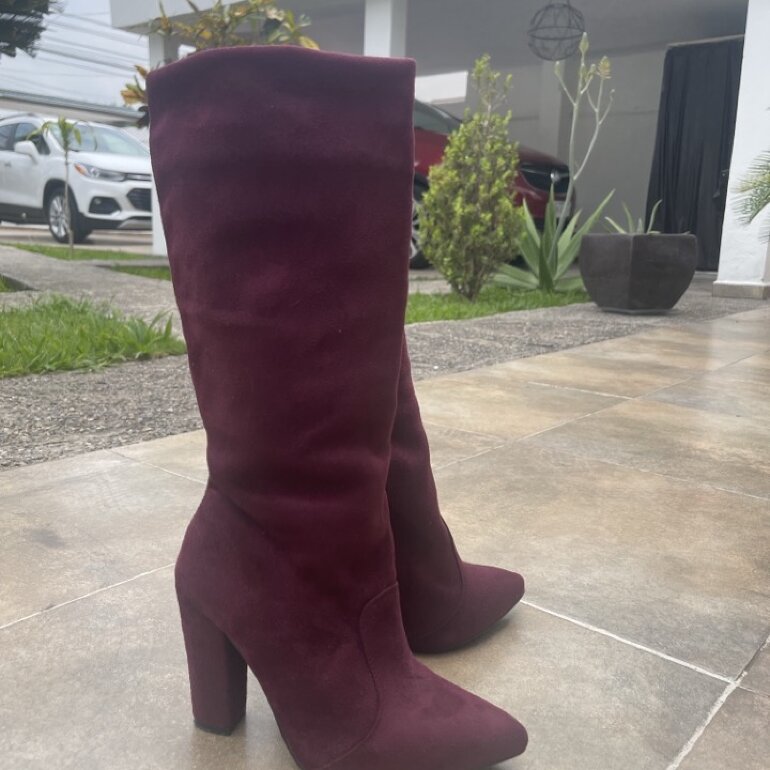 Botas de gamuza color vino de Dorothy Gaynor de segunda mano - GoTrendier