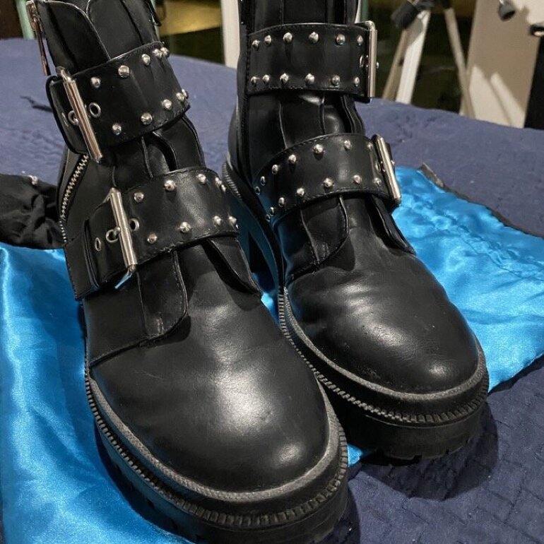 Botines negros con estoperoles de Stradivarius de segunda mano - GoTrendier