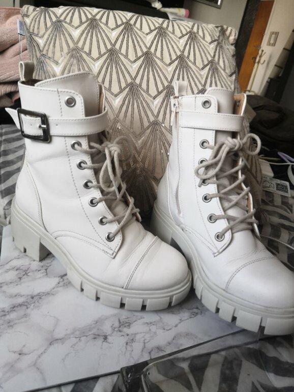 Botas blancas con agujetas de Dorothy Gaynor de segunda mano - GoTrendier