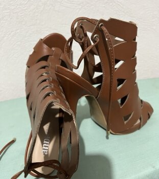 Sandalias romanas Andrea café de segunda mano - GoTrendier