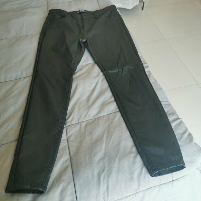 Pantalon negro imitación piel de Stradivarius de segunda mano - GoTrendier