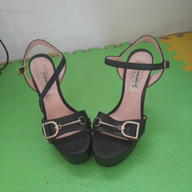 Zapatillas negras abiertas de Andrea de segunda mano - GoTrendier