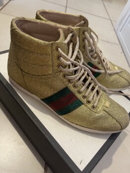 Zapatos Gucci dorados de segunda mano - GoTrendier
