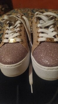 Tenis GUESS dorados de segunda mano - GoTrendier
