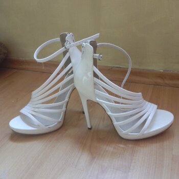 Bellas zapatillas de pulsera de Andrea de segunda mano - GoTrendier