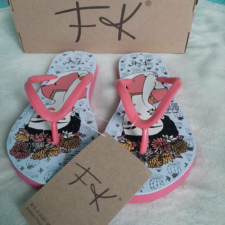 Chanclas de baño Rosa de frida kahlo de segunda mano - GoTrendier