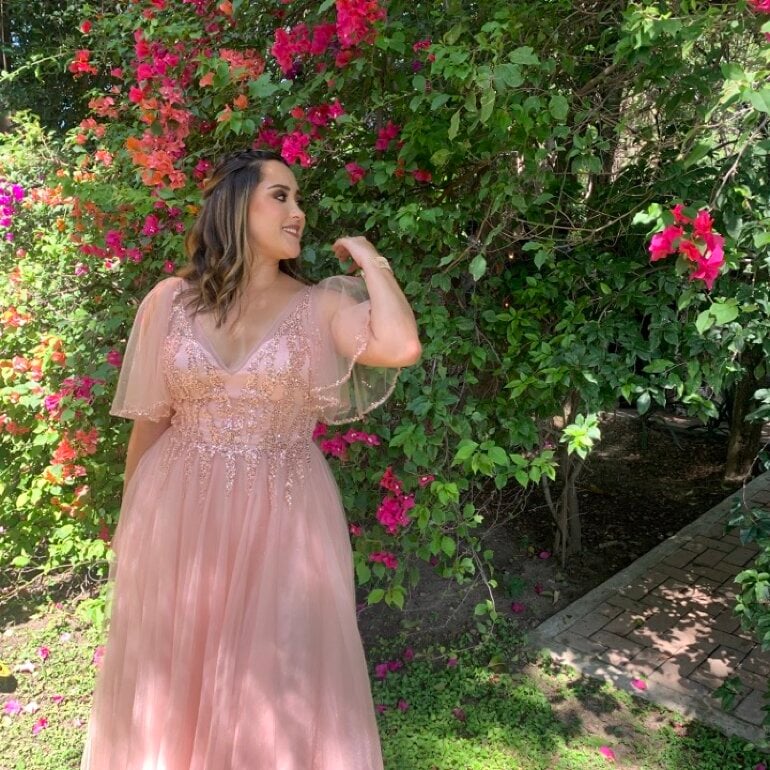 Vestido elegante de fiesta color rosa de Liz Minelli de segunda mano -  GoTrendier