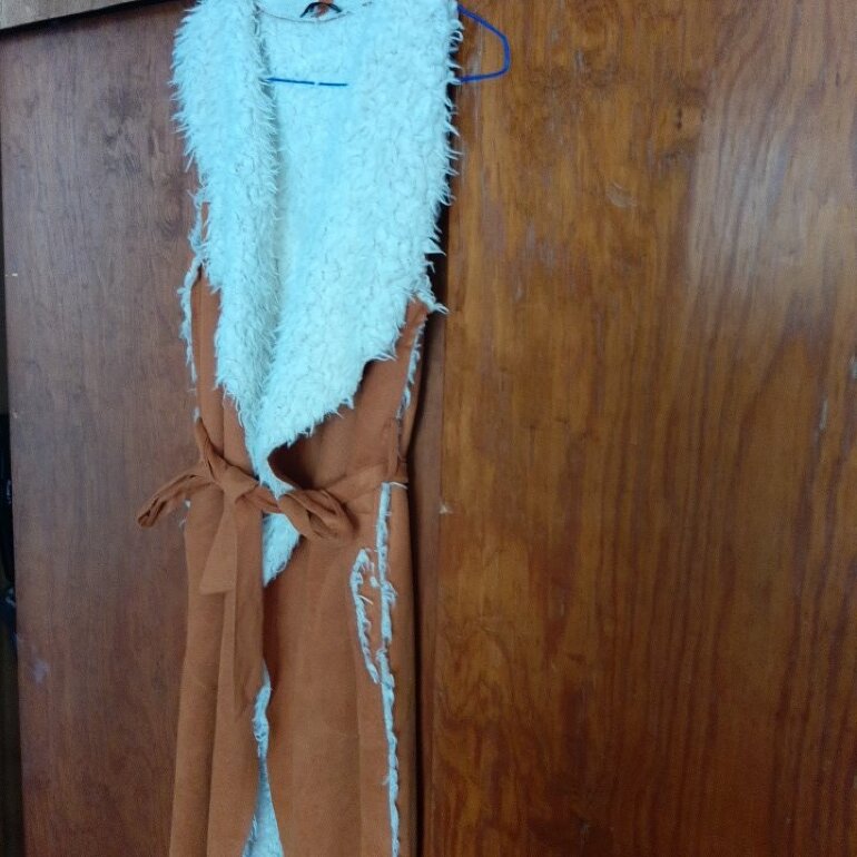 Chaleco de peluche Shein de segunda mano - GoTrendier