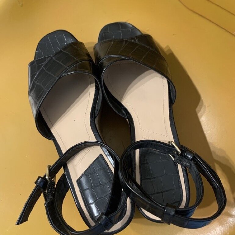 Sandalias negras con plataforma de Stradivarius de segunda mano - GoTrendier
