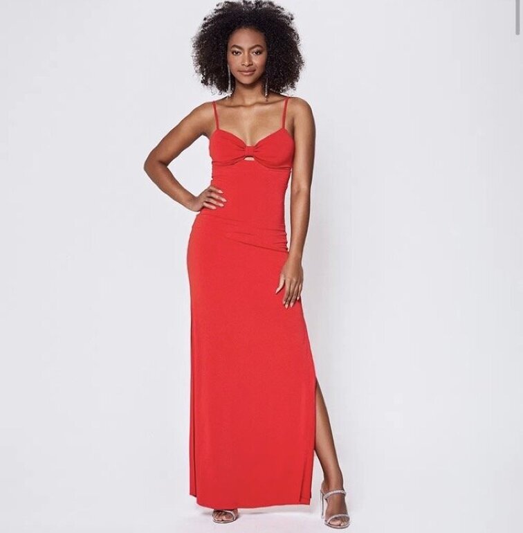 Hermoso vestido rojo largo Studio F de segunda mano - GoTrendier
