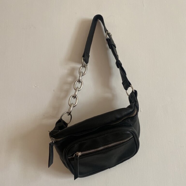 Cangurera negra super comoda!! de Bershka de segunda mano - GoTrendier