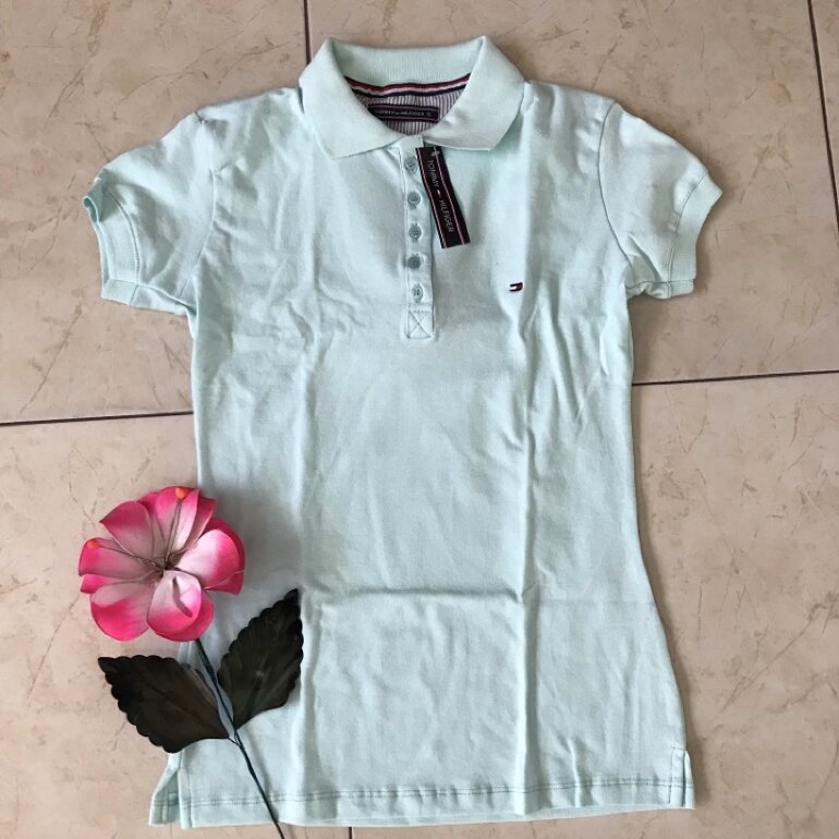 Playera manga corta tipo polo de Tommy Hilfiger de segunda mano - GoTrendier
