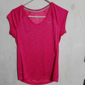 Playera nike rosa con puntitos de segunda mano - GoTrendier