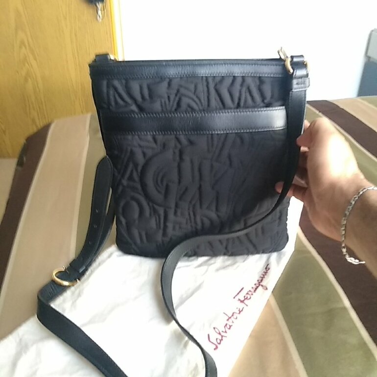 Mariconera Negra muy elegante de Salvatore Ferragamo de segunda mano -  GoTrendier