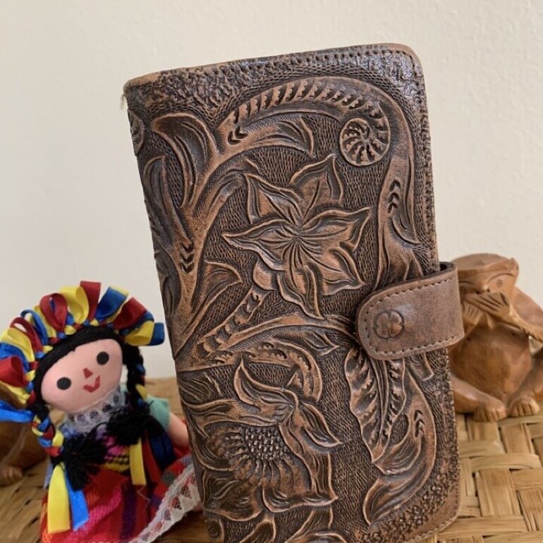 Cartera de piel ARTESANAL de Akarenni de segunda mano - GoTrendier