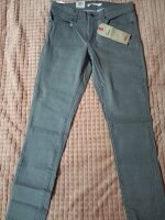 Jeans Levis color gris con etiqueta de Levi's de segunda mano - GoTrendier