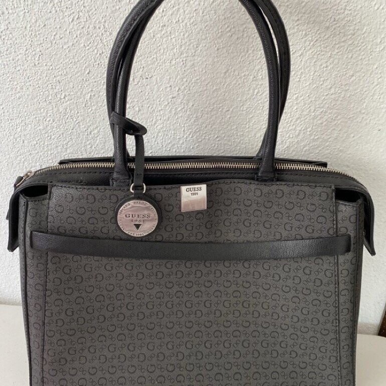 Bolsa Guess gris con negro de segunda mano - GoTrendier