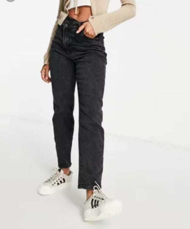 Tenis Negros Con Mom Jeans Tenis Outfit Con Pantalones Mom Fit 15 - Main Image