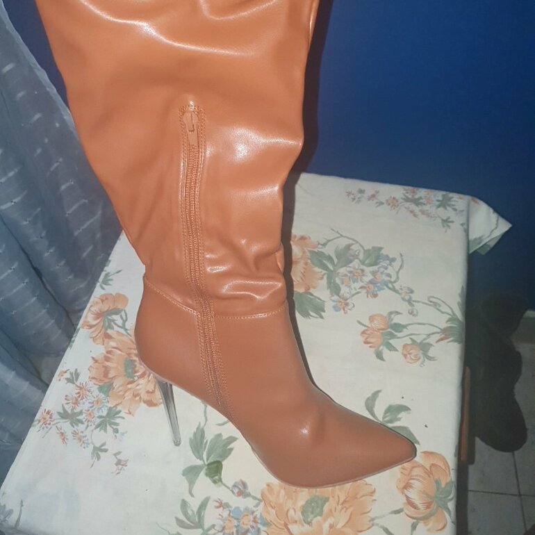 Bota larga camel tacon transparente de Liliana de segunda mano - GoTrendier