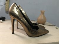 Zapatillas color dorado de Zara de segunda mano - GoTrendier