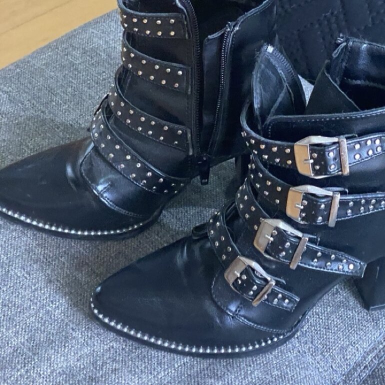 Botas negras con estoperoles para tu look rockero - Offlander