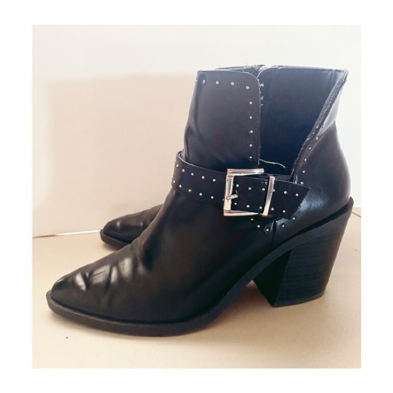 Botines Negros con Hebilla de Stradivarius de segunda mano - GoTrendier