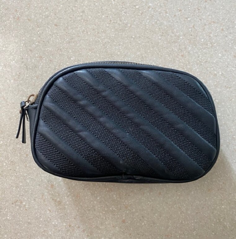 BOLSA CANGURERA CARTERA NEGRA de Bershka de segunda mano - GoTrendier
