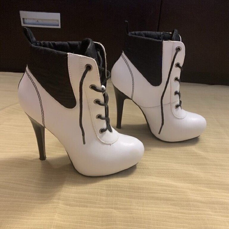 Botines con agujetas blanco/negro de Andrea de segunda mano - GoTrendier